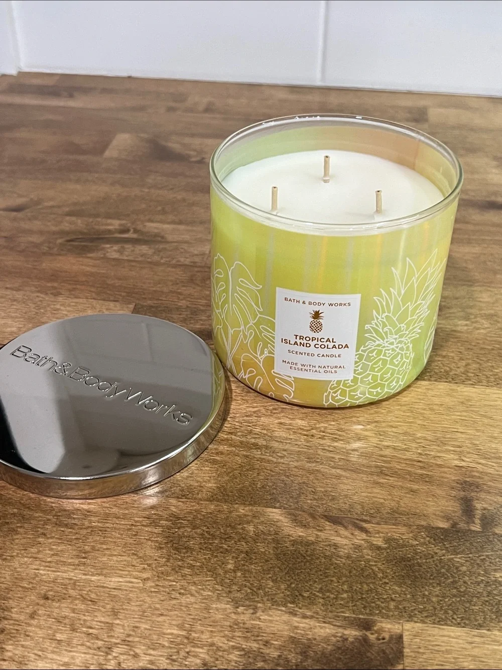 Bath & Body Works Tropical Island Colada Candle - Picture 2 of 3